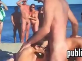 Swingers έχει διασκέδαση στο ένα παραλία για ένα πλήθος