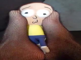 Giantess buluntular tüylü götten adam altında domuz kuyruğu ve tramples ve crushes onu &lpar;morty plush&rpar;