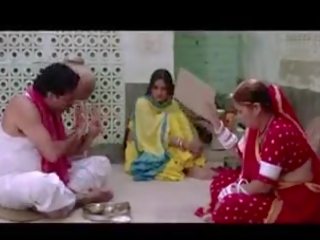 Bhojpuri igralka prikazuje ji dekolte, umazano film 4e