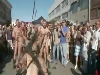 Publique plaza avec dépouillé hommes prepared pour sauvage coarse violent gai groupe sexe film agrafe