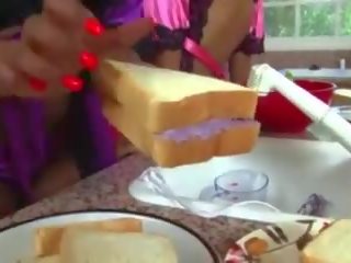 Lesbiennes en la cuisine, gratuit caressing sexe vidéo 96