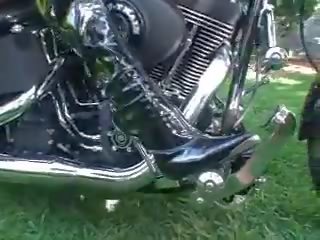 2 filles revving motorcycle en bottes, gratuit xxx film ee